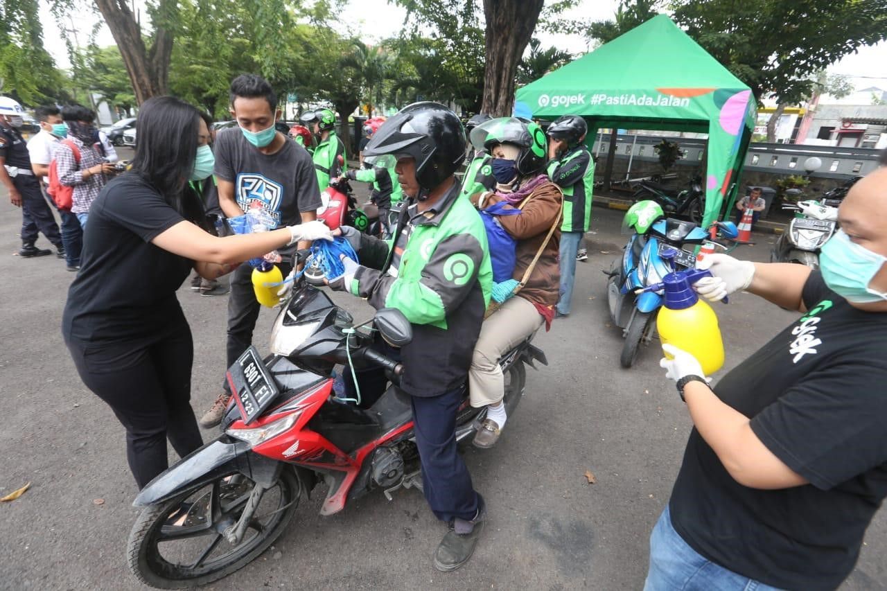 Gojek Surabaya Lengkapi Ribuan Mitranya Dengan Masker Dan Hand