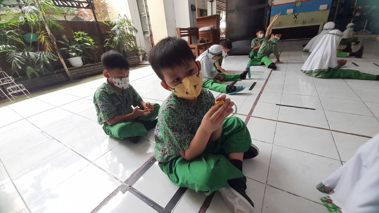 Melatih Kreasi Siswa Murid Sd Muh Pk Kottabarat Praktik Membuat Karya