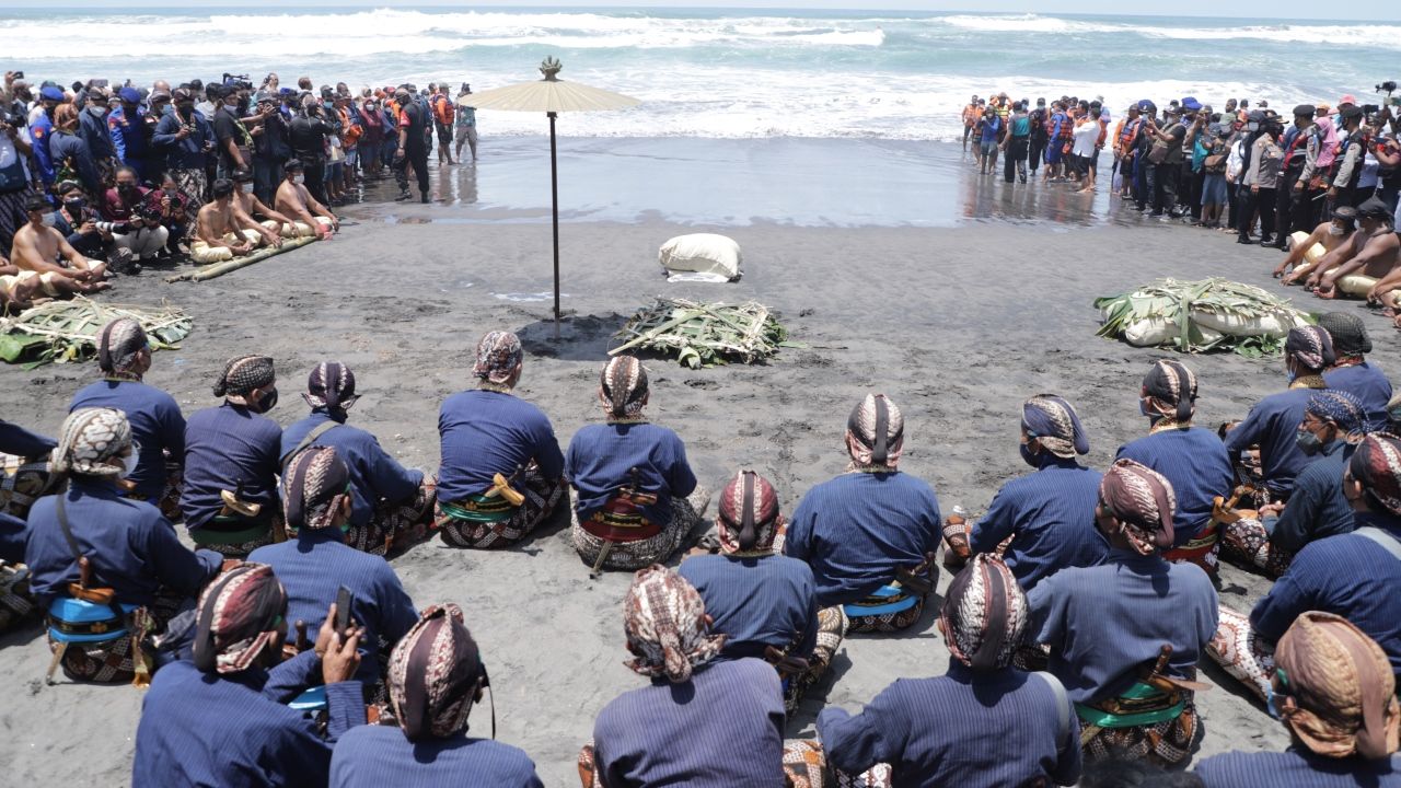 Kraton Yogyakarta Gelar Upacara Labuhan Alit Di Pantai Parangkusumo