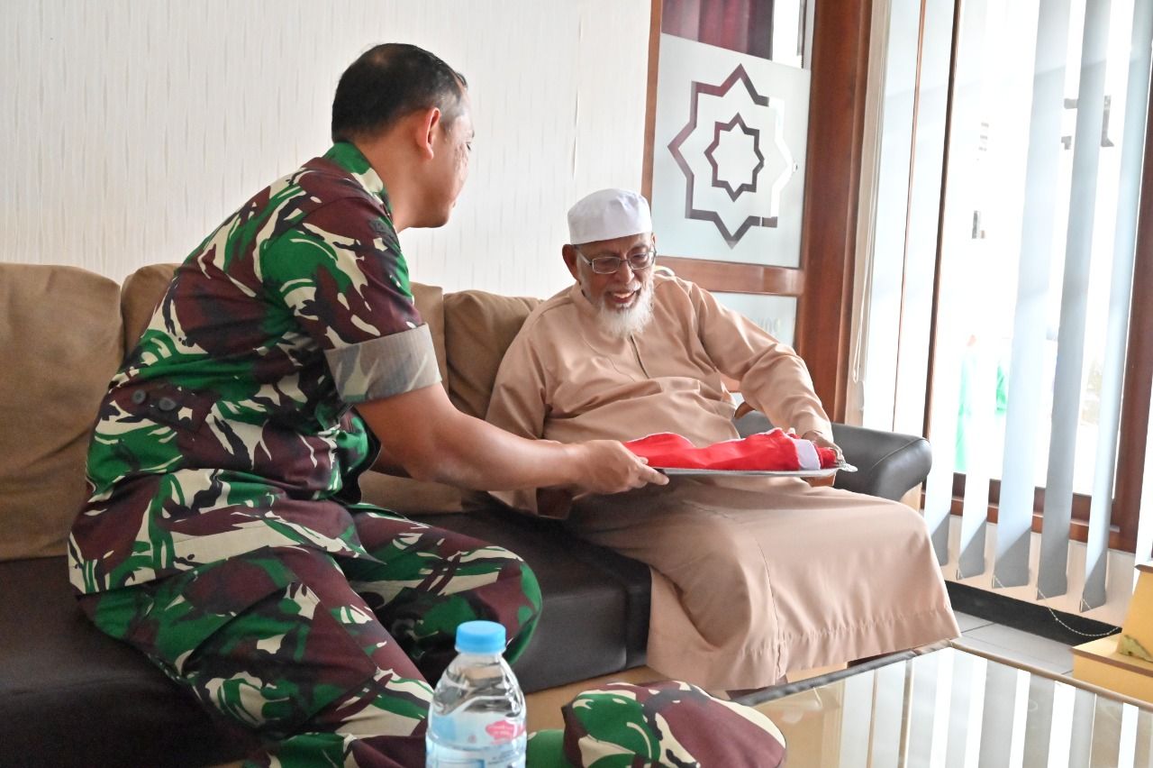 Ustad Abu Bakar Ba Asyir Terima Bendera Merah Putih Dari Danrem 074