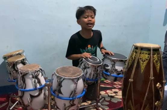 Satu Set Gendang Dari Ganjar Untuk Penyanyi Cilik Farel Prayoga