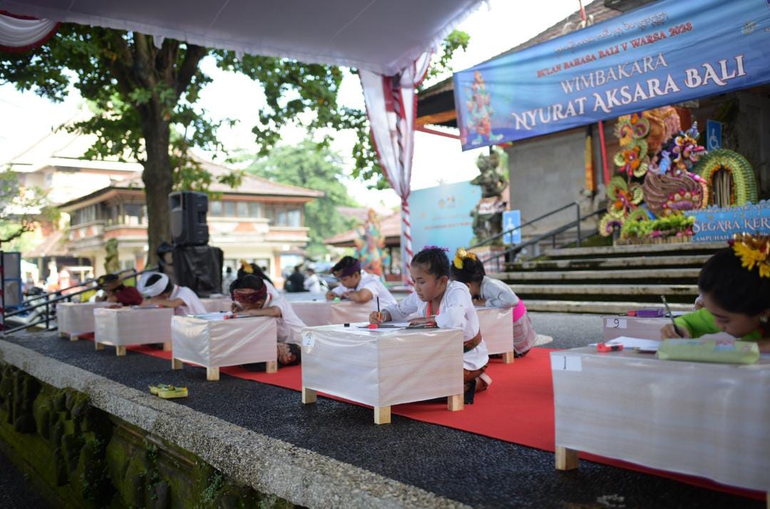 Lomba Nyurat Aksara Bali Sudarsana Kualitas Peserta Meningkat