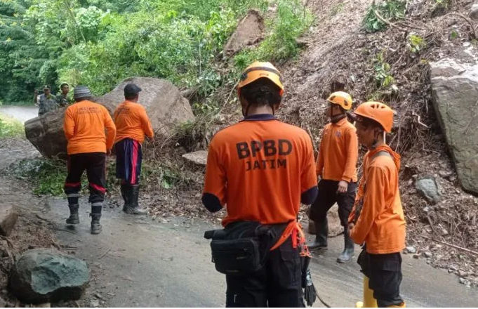 Tanah Longsor Di Jember Akses Desa Ini Tertutup Bongkahan Batu Besar