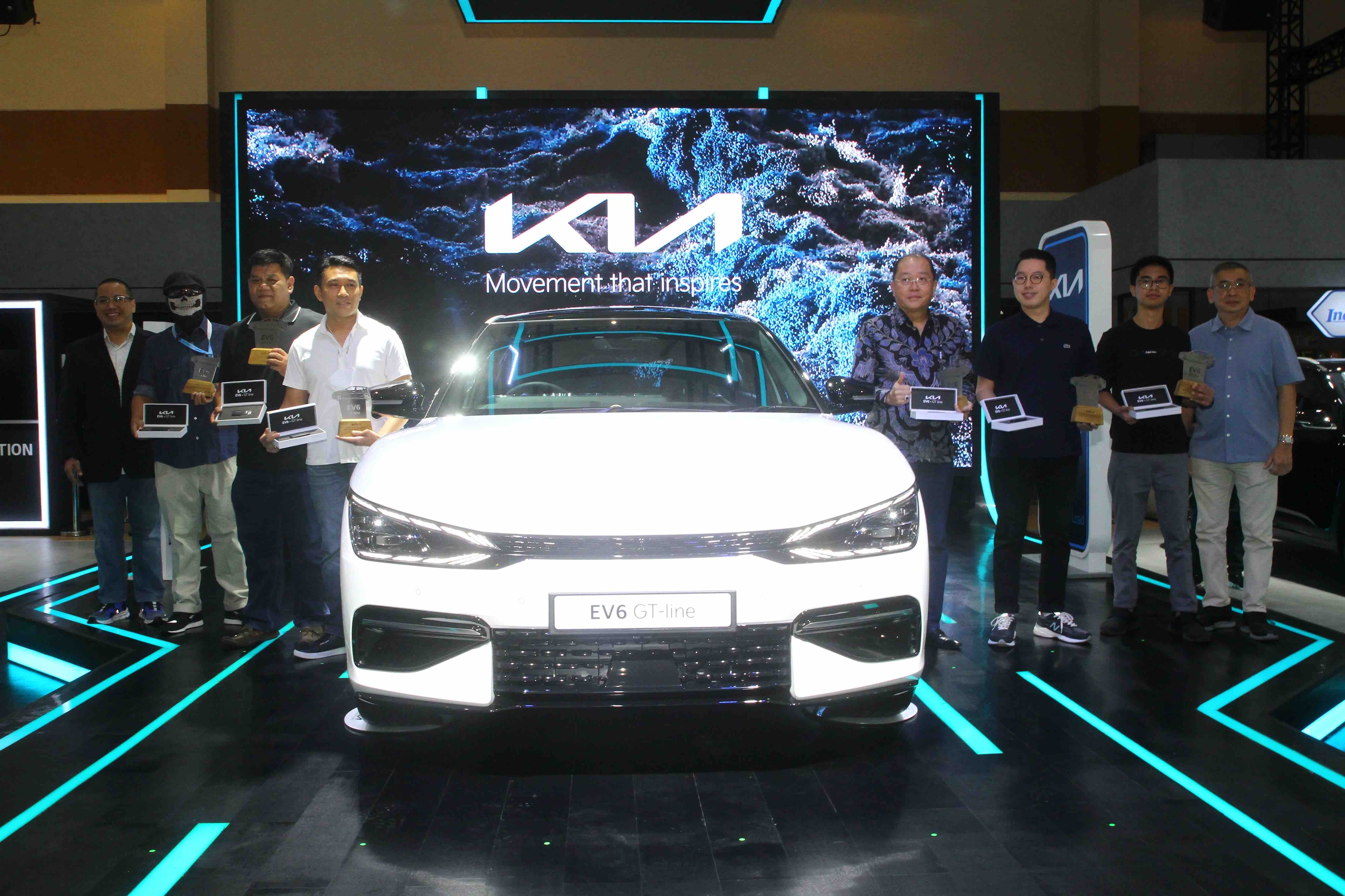 Kia Serahkan Unit Pertama Mobil Listrik Kia Ev Seharga Miliar