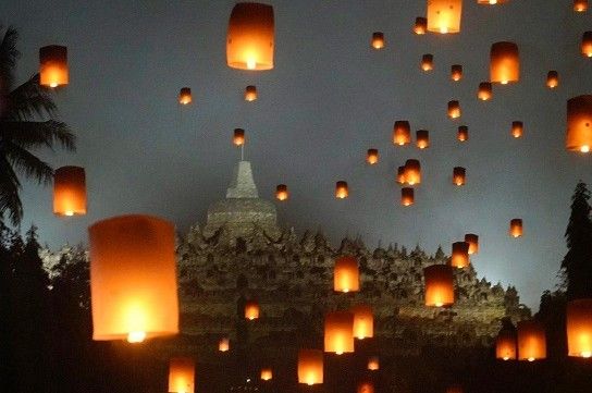 Puncak Waisak Diwarnai Terbangkan Ratusan Lampion Di Kawasan Candi