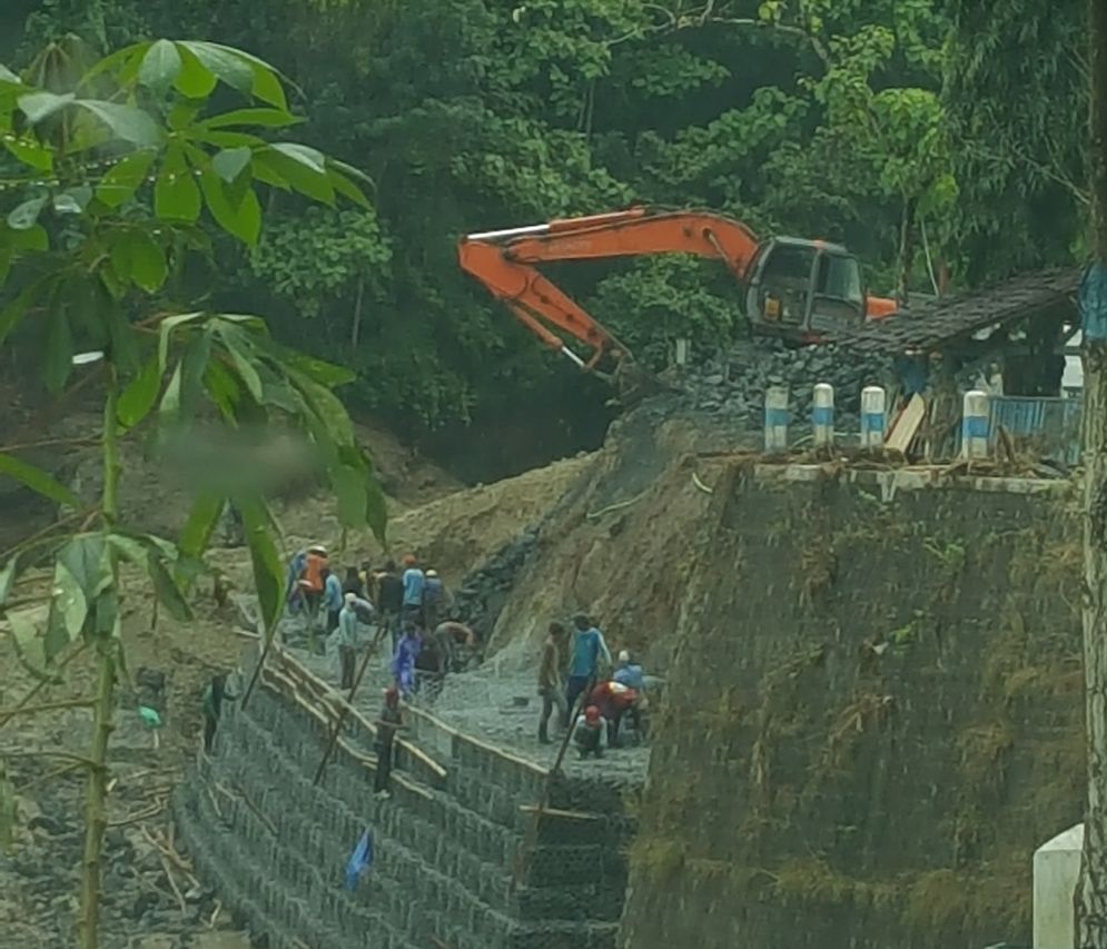 Perbaikan Jalan longsor terus dikebut untuk mempermudah akses dan aktivitas ekonomi warga Pacitan