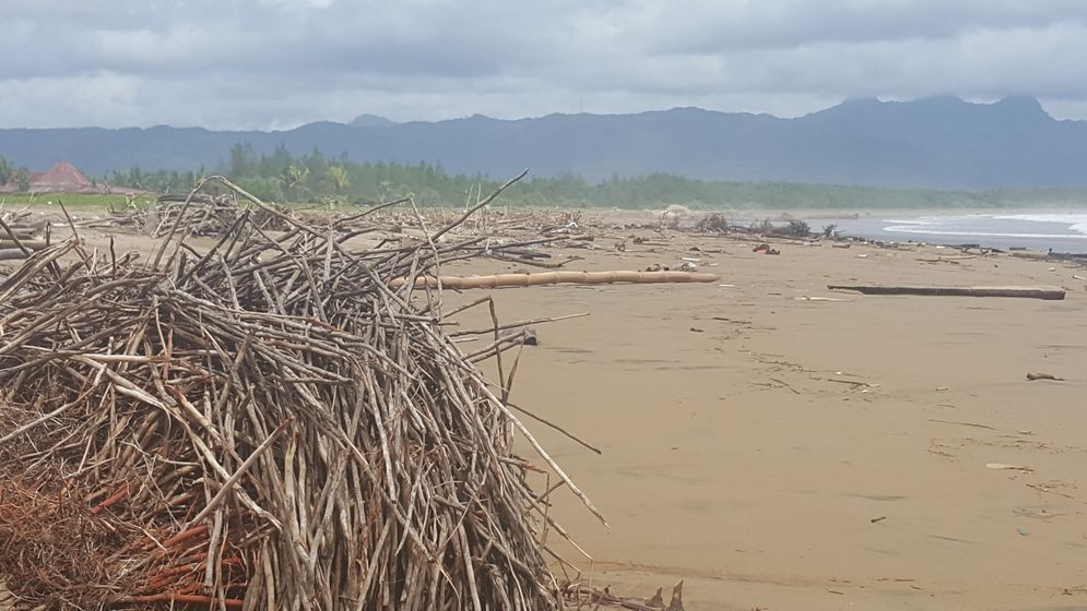 Pantai Teleng di penuhi banyak sampah bekas banjir