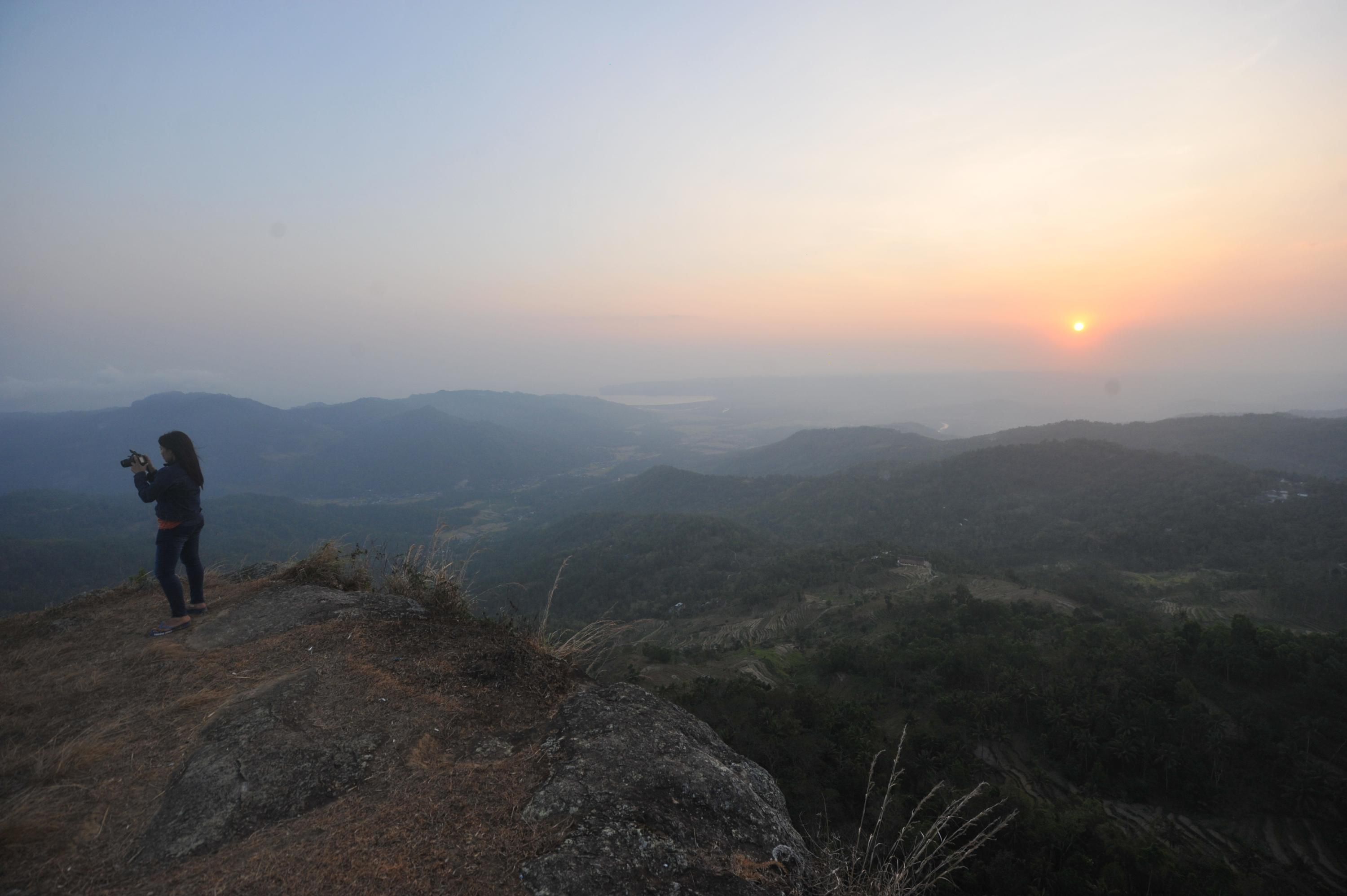 Panorama kota Pacitan dari puncak Gunung Lanang untuk menikmati matahari tenggelam