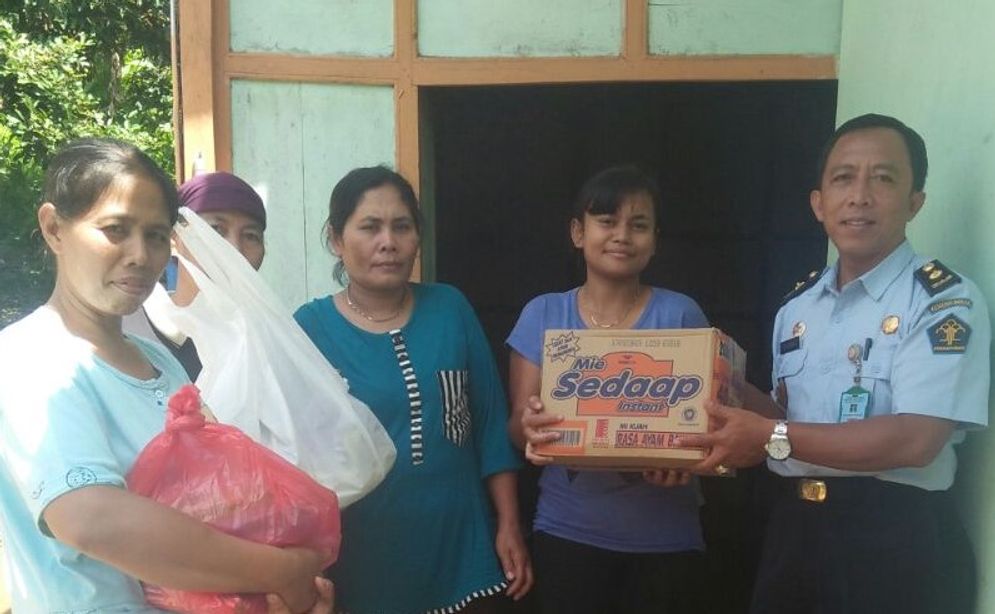 Joko Sutejo, perantau asal Gunungsari membagikan paket bantuan kepada korban banjir di desanya. 