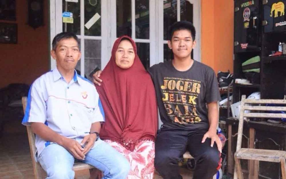 Arief Effendi (kiri) bersama istrinya Endang Sukarsih dan putra bungsunya Wahyu Aji Cahyana yang diterima di UGM