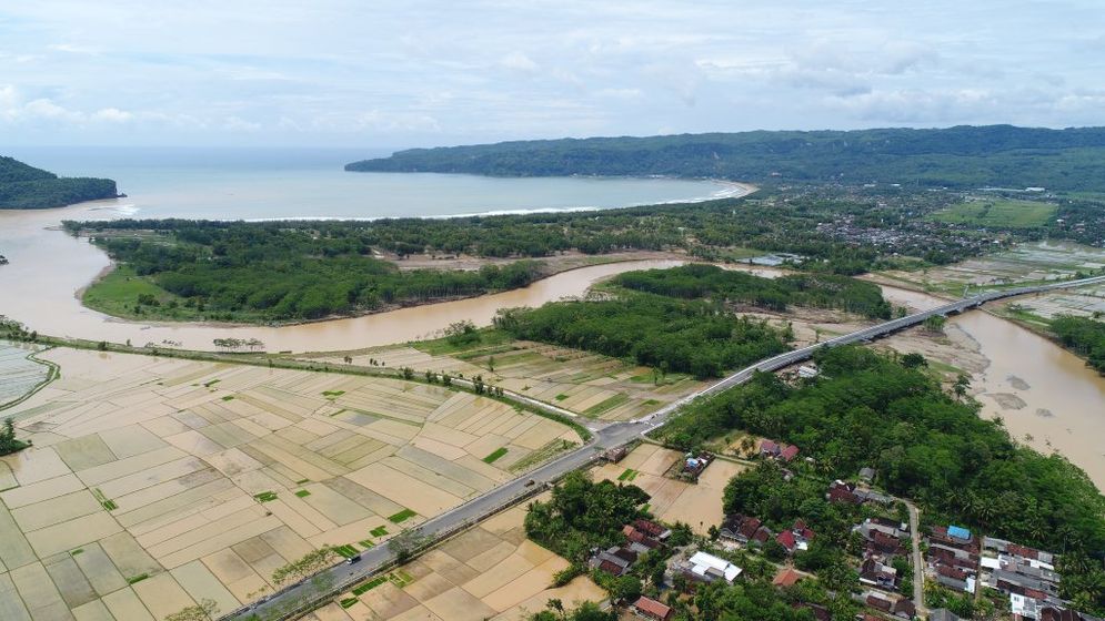 Jembatan Grindulu yang memasuki tahap akhir pembangunan. Jembatan ini memiliki panjang 350 meter dan lebar 10 meter, menghubungkan Desa Kembang dan Kelurahan Ploso, dengan total anggaran sebesar Rp 253,96 milyar.