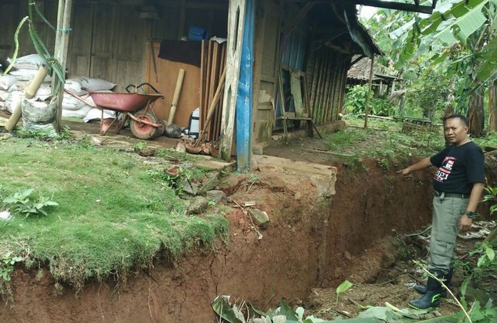 Sejumlah lokasi di Desa di Tumpuk, Nawangan mengalami longsor dan menganggu aktivitas warga. BPBD Pacitan mencatat ada 180 titik lokasi rawan longsor