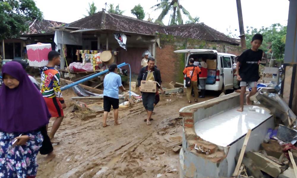 Bantuan untuk korban banjir Pacitan