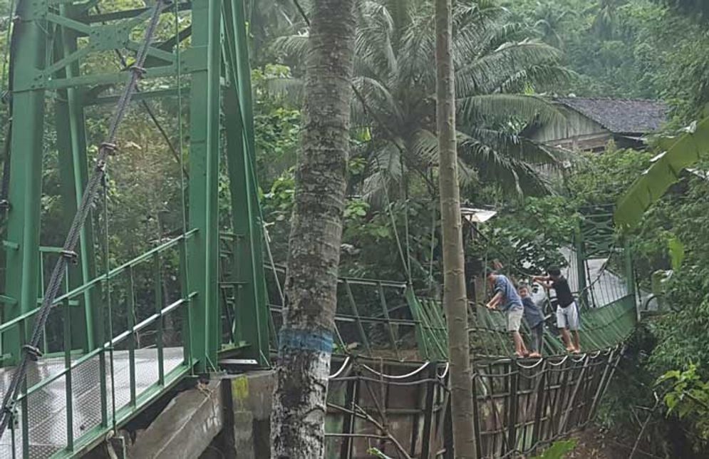 Jembatan yang rusak karena banjir