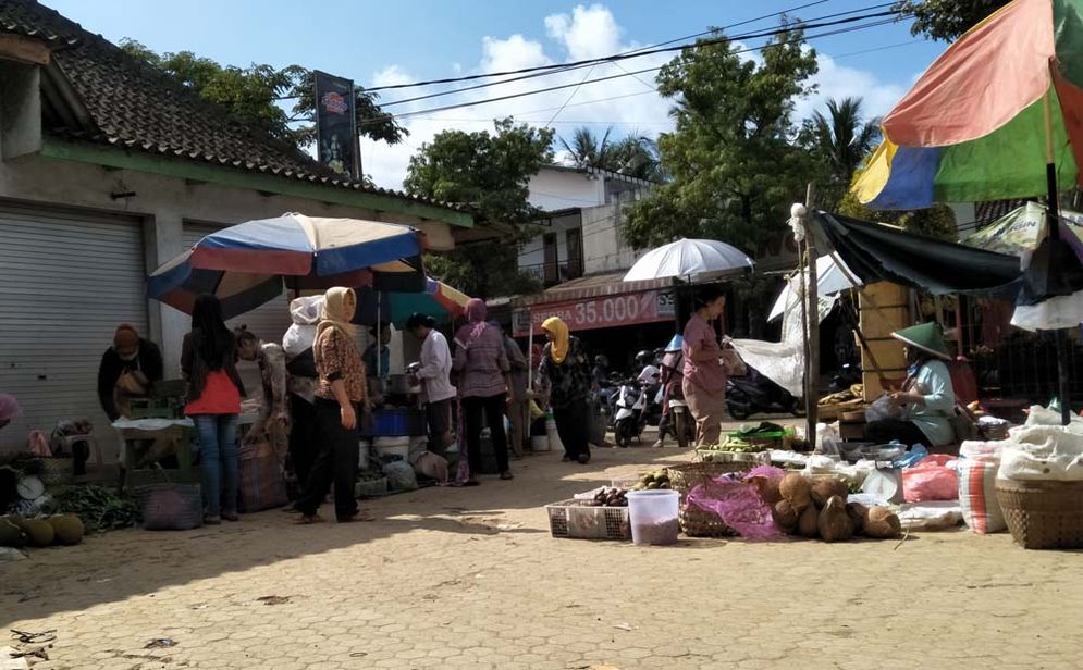 Sejumlah pedagang Pasar Arjowinangun Pacitan masih menggelar dagagannya di tempat dururat Jumat (8/12/2017). Mereka berharap pekan depan kondisi pasar sudah pulih.
