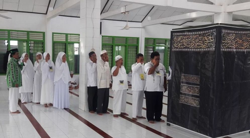 Jemaah Umroh SBL asal Pacitan sedang melaksanakan praktik manasik umroh di Ploso, Pacitan. Masa tunggu haji yang panjang membuat warga Pacitan memilih ibadah umroh untuk berangkat ke tanah suci.