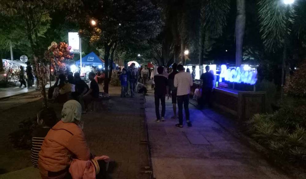 Suasana menyambut Tahun Baru 2018 di Alun-Alun Pacitan