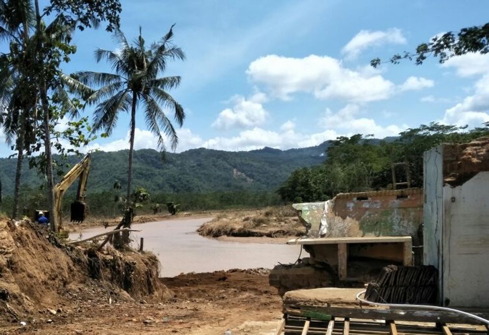 Tanggul di Bengkal, Pacitan Jebol dan mengakibatkan ribuan rumah terendam banjir. Pemerintah sedang mempercepat pembangunan kembali puluhan tanggul yang jebol akibat banjir 28 November 2017