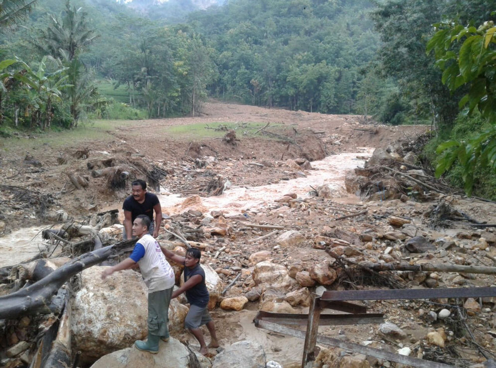 Masyarakat bergotong royong mengatasi dampak banjir di Pacitan