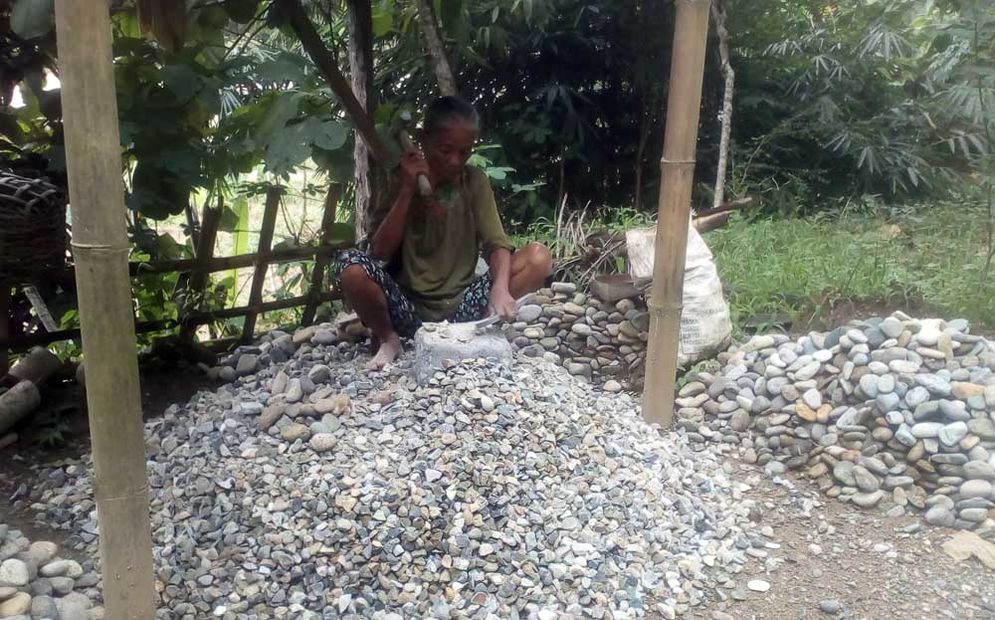 Sibo, pemecah batu koral di Dusun Kedunggrombyang, Desa Kedungbendo, Kecamatan Arjosari, Pacitan