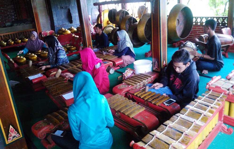 Anak-anak muda belajar seni kerawitan di Sanggar Ismaya Jati 