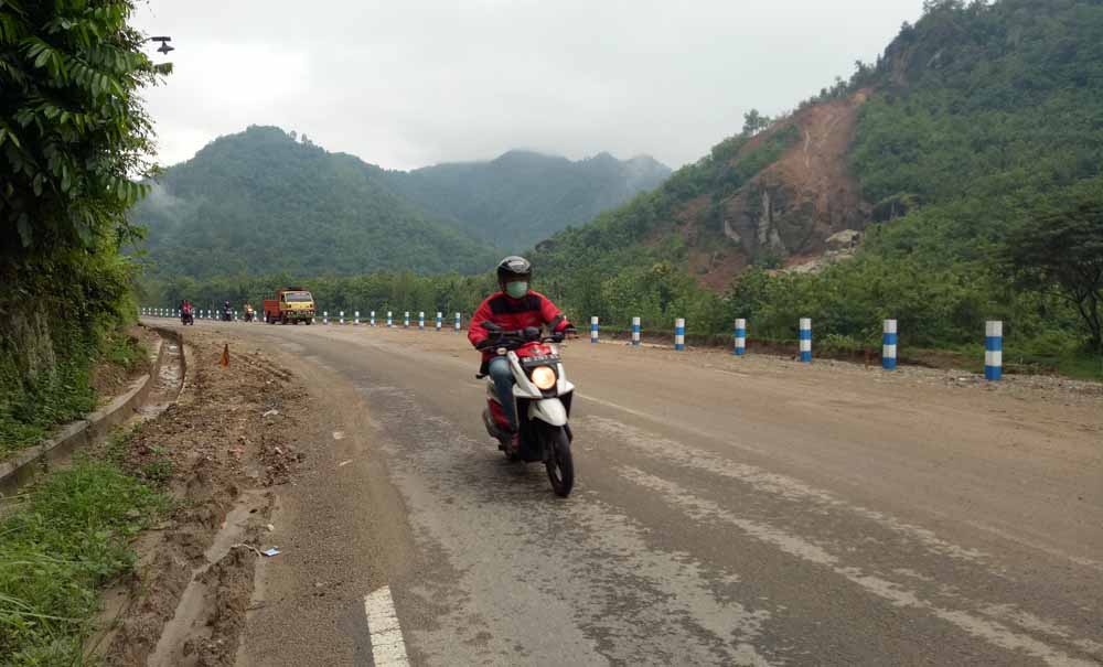 Jalan Pacitan-Ponorogo di Desa Gegeran yang telah selesai diperbaiki