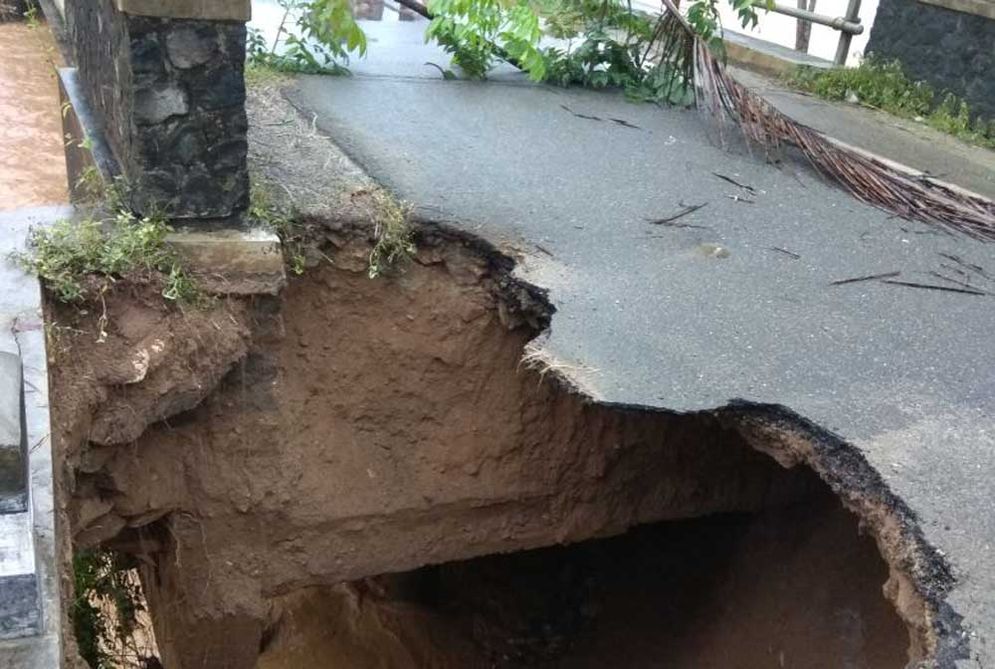 Jembatan Gayuhan amblas karena banjir Rabu (23/01/2018) malam