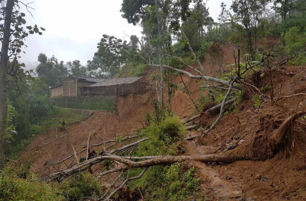 Longsoran bahan rombakan di Dusun Petunggro Bawah, Desa Penggung, Kecamatan Nawangan