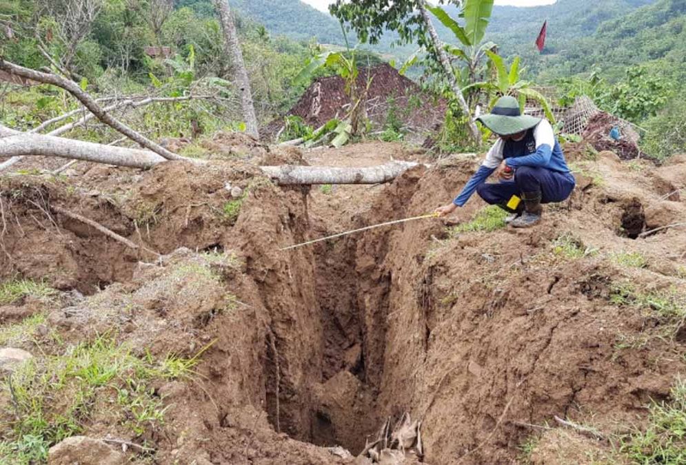 Retakan pada permukaan tanah di  Dusun Klasem, Desa Tinatar, Kecamatan Punung