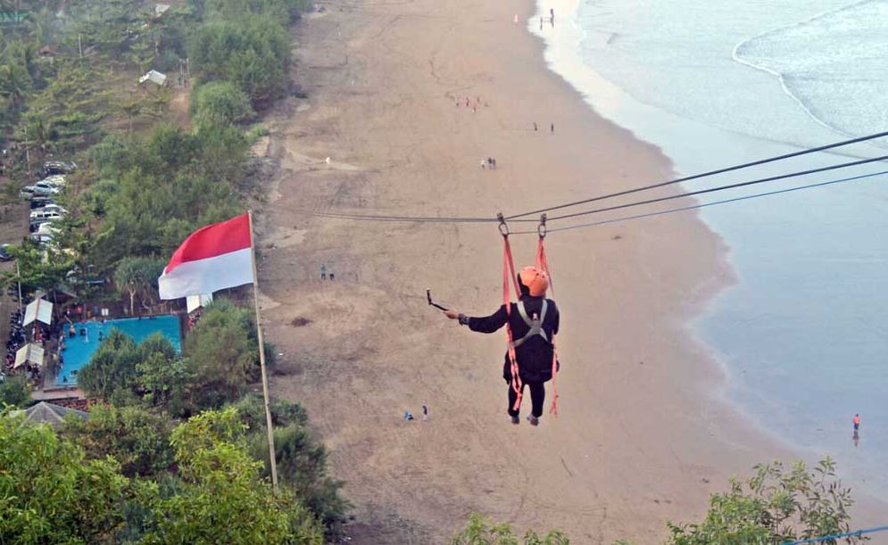 Flying fox di Pantai Taman Pacitan