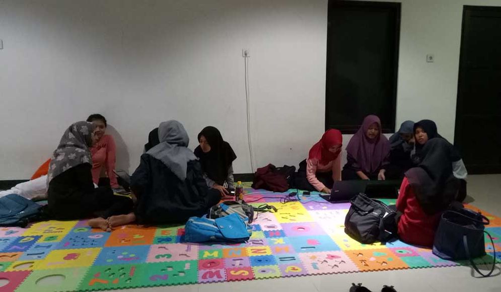 Pengunjung perpustakaan Pacitan Kamis (18/01/2018) malam