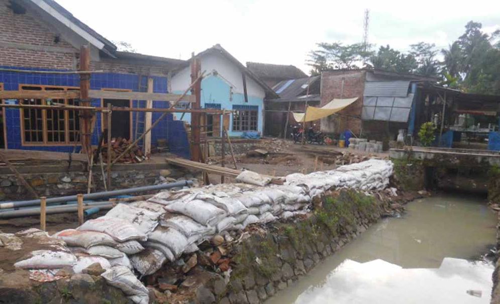Rumah yang rusak akibat banjir mulai diperbaiki