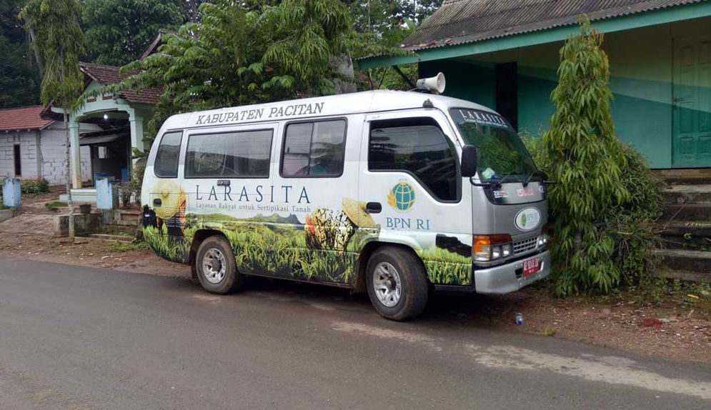 Mobil LARASITA (Layanan Rakyat untuk Sertipikasi Tanah) berkeliling dari desa ke desa di Kecamatan Bandar