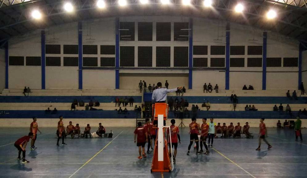 SMK N 3 Pacitan (merah kuning) saat melawn SMK N 2 Pacitan (merah) dalam semifinal Pacitan Volleyball Turnamen 2018 Selasa (23/01/2018).