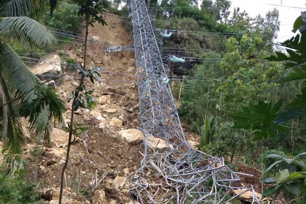 Tower SUTT Dusun Pule, Desa Ketepung, Kecamatan Kebonagung, Pacitan yang ambruk karena longsor Sabtu (20/01/2018)