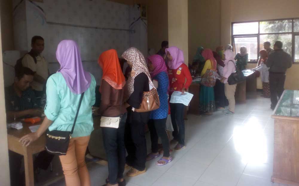 Penerimaan bantuan PKH di Gedung Kecamatan Arjosari, Kamis (15/02/2018)