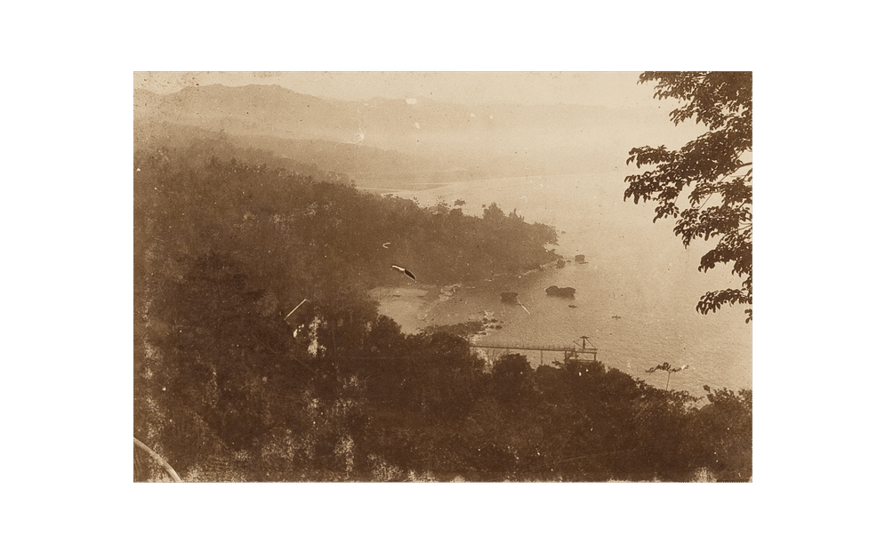 Gambaran kawasan Pelabuhan Tamperan di Teluk Pacitan. Foto ini dipublikasikan pada tahun 1923. 