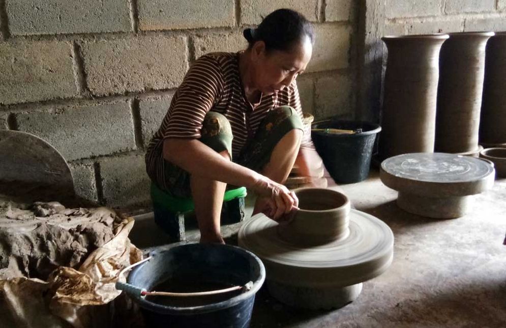 Rumini, salah satu perajin gerabah di Dusun Gunung Cilik, Desa Purwoasri, Kecamatan Kebonagung, Pacitan