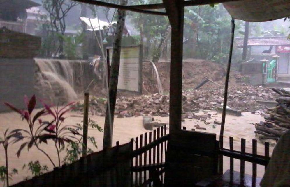 Banjir dan longsor di Dusun Pojok, Desa Tremas Pacitan, Sabtu (24/02/2018)