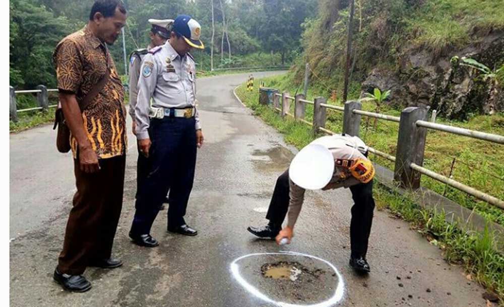 Petugas dari Polres Pacitan, Dinas Perhubungan dan PU melakukan survei dan menandai jalan berlubang Sabtu (03/02/2018)