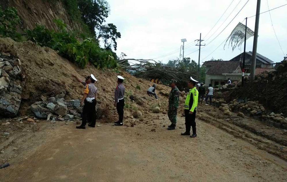 Longsor di Desa Gemaharjo Pacitan Rabu yang menutup jalur Pacitan-Ponorogo (14/02/2018).