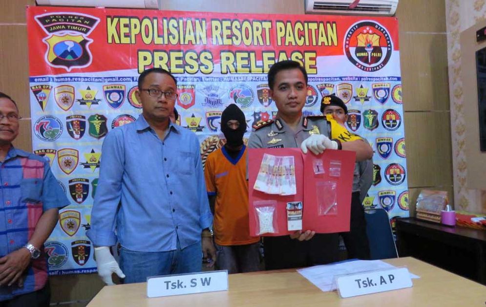 Kapolres Pacitan AKBP Setyo K Heriyatno SH, SIK , MH (depan kanan) menunjukkan barang bukti dan tersangka kasus narkoba dalam jumpa pers di Mapolresta Pacitan, Selasa (27/02/2018)