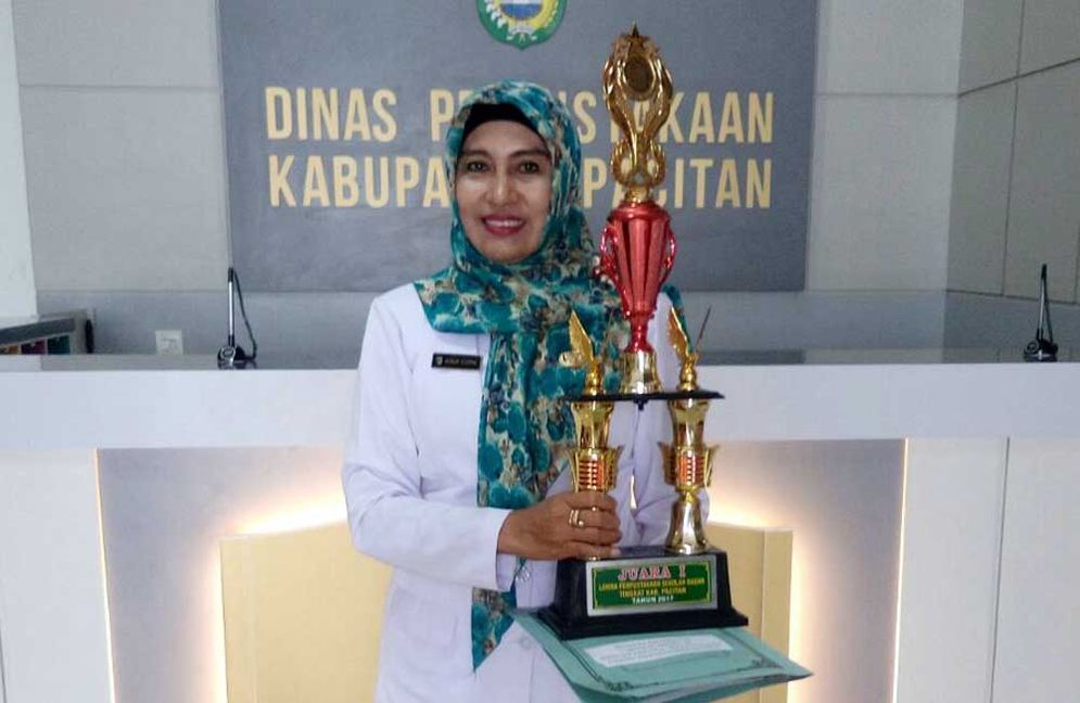 Nunuk Kusrini saat sekolah yang dia pimpim mendapat Juara I Lomba Perpustakaan Tingkat Kabupaten Tahun 2017
