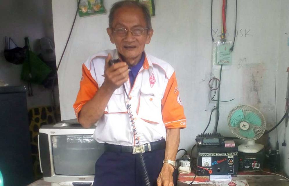 Dul Rahman (84) mengudara dengan radio komunikasi miliknya