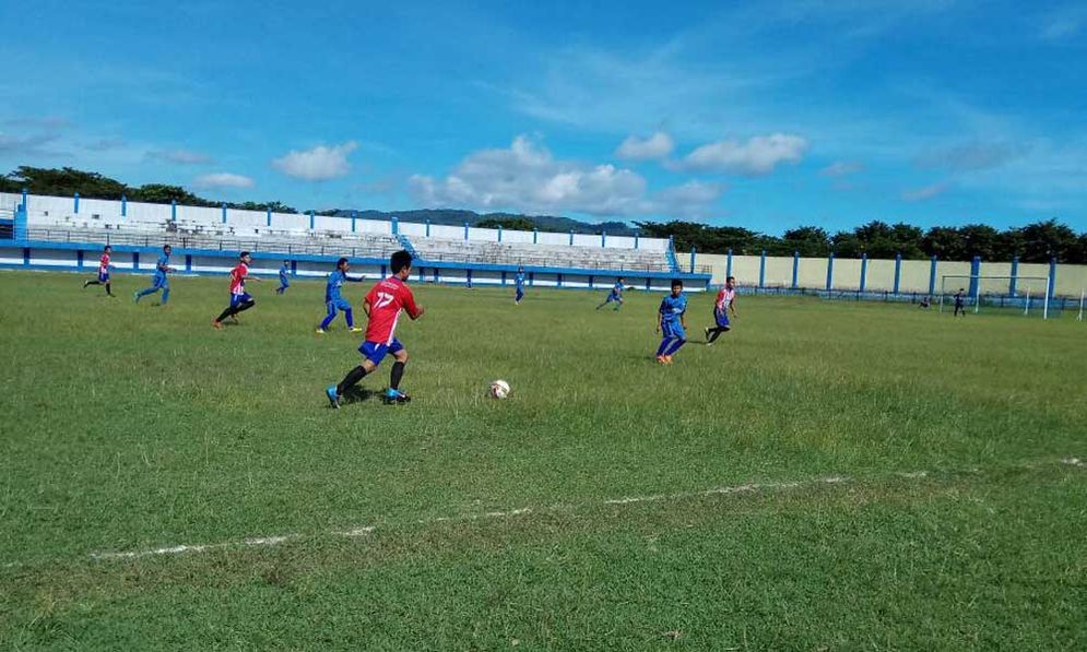 Kuda Laut (biru) melawan AC Puma (merah biru)