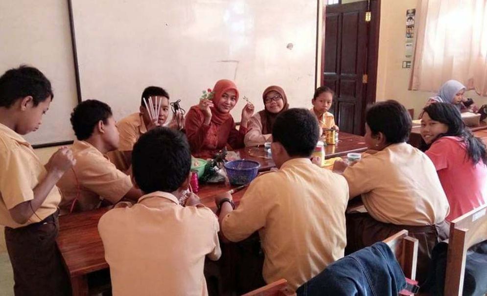 Tuntas Suprihatingsih saat mengajar siswanya di Sekolah Luar Biasa di SMPLB Tunas Bangsa Punung