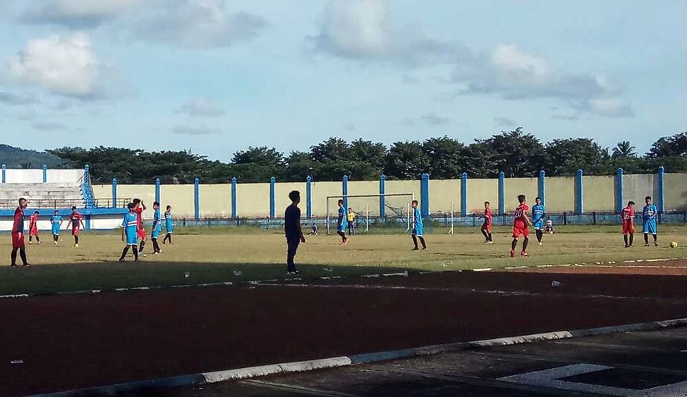 PS COBA (merah) saat melawan AC Puma (biru) dalam perempat final U-16 Askap Pacitan 2018 Kamis (15/03/2018).
