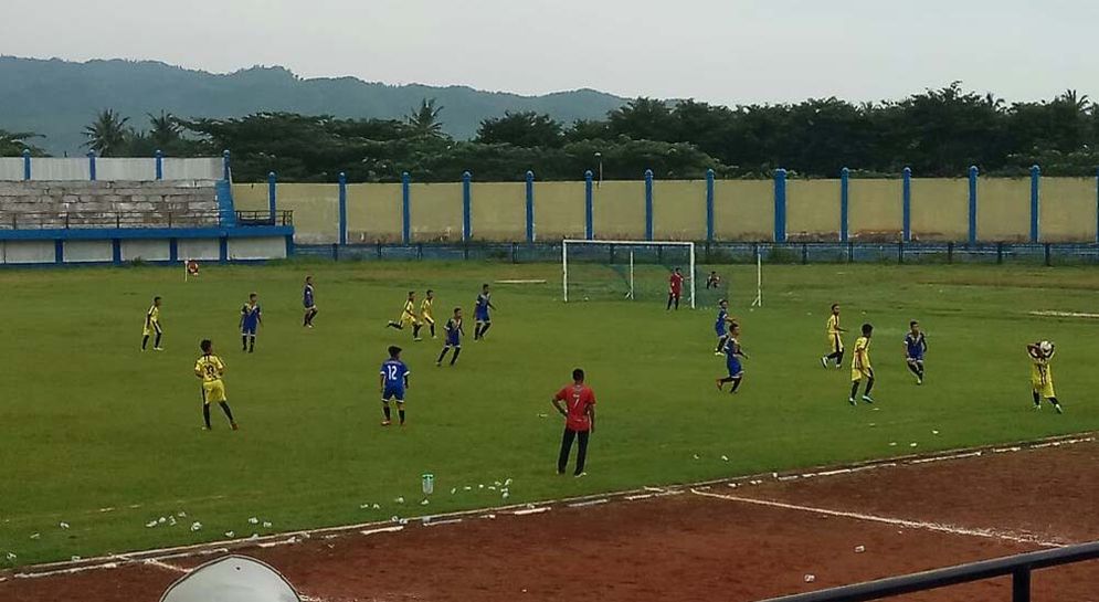 Laskar Muda (biru) saat melawan Gerotan pada pertandingan Minggu (04/03/2018)