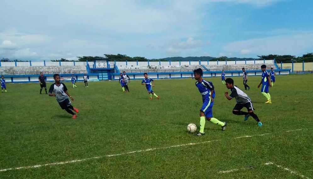 Pemain Progres (biru) berebut bola dengan pemain Rujak Beling dalam pertandingan Jumat (02/03/2018)