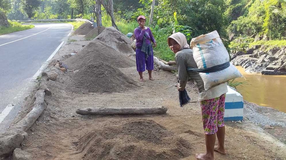 Juminem dan Katmi, pencari pasir di sungai Desa Ngreco